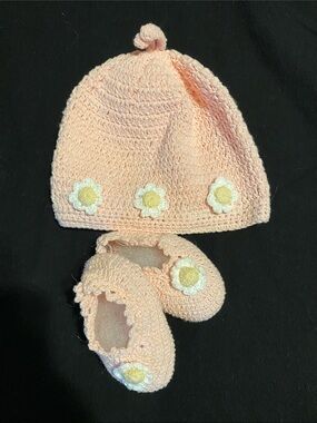 Elegant Baby pale pink crochet baby Hat & Booties Set with Daisy Appliqués